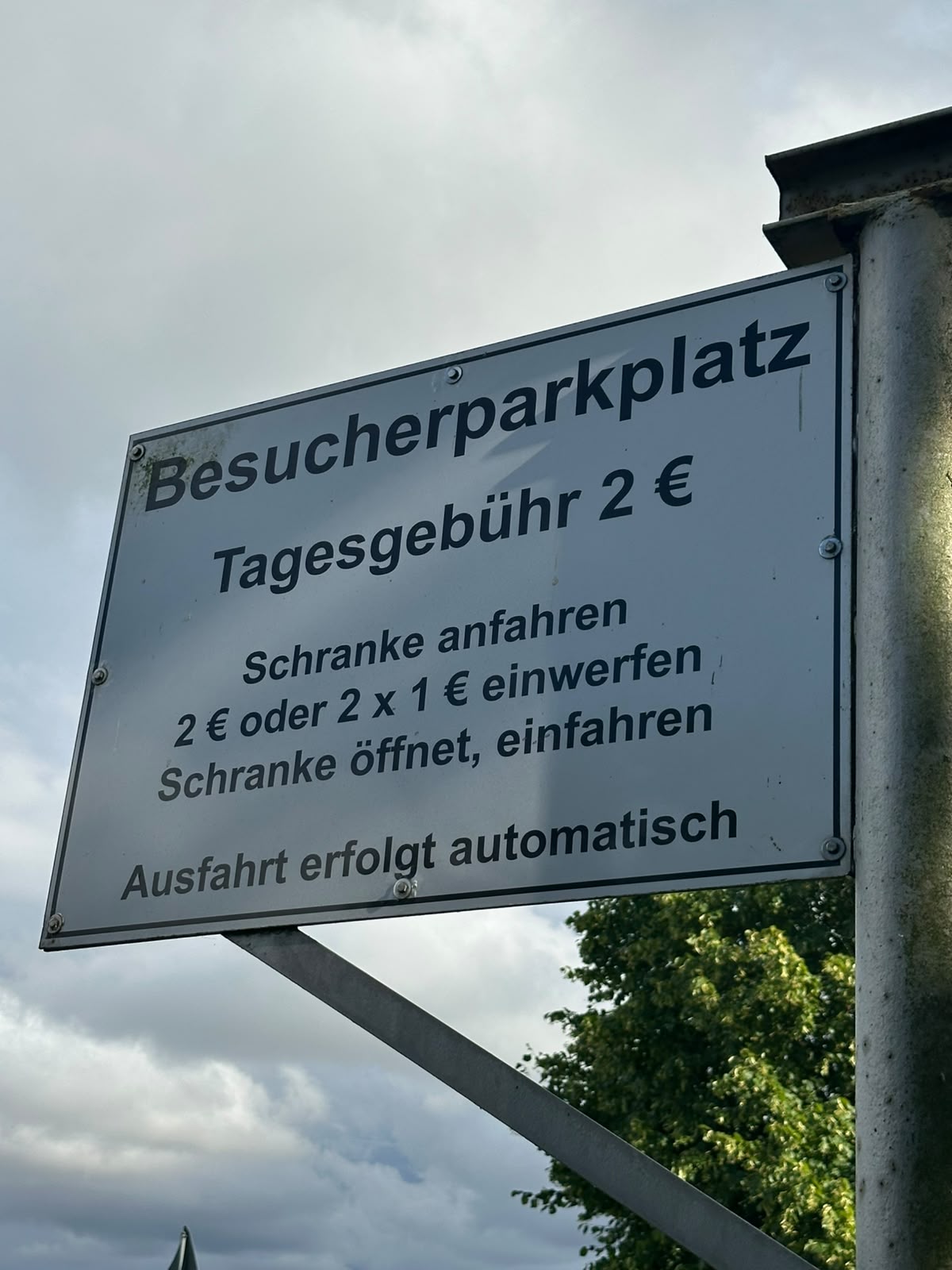 Besucherparkplatz-Schild: Tagesgebühr 2 €